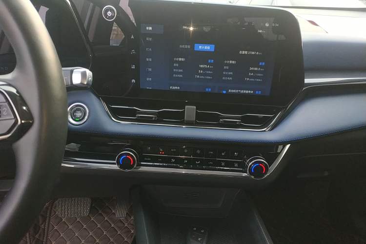 Used Chevrolet Equinox Plus 2024 102km RS Ultimate Edition Audio And AC Panel
