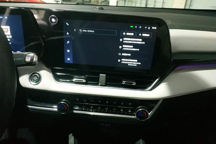 Used Chevrolet Equinox Plus 2024 155km ACTIV Ultimate Edition Audio And AC Panel