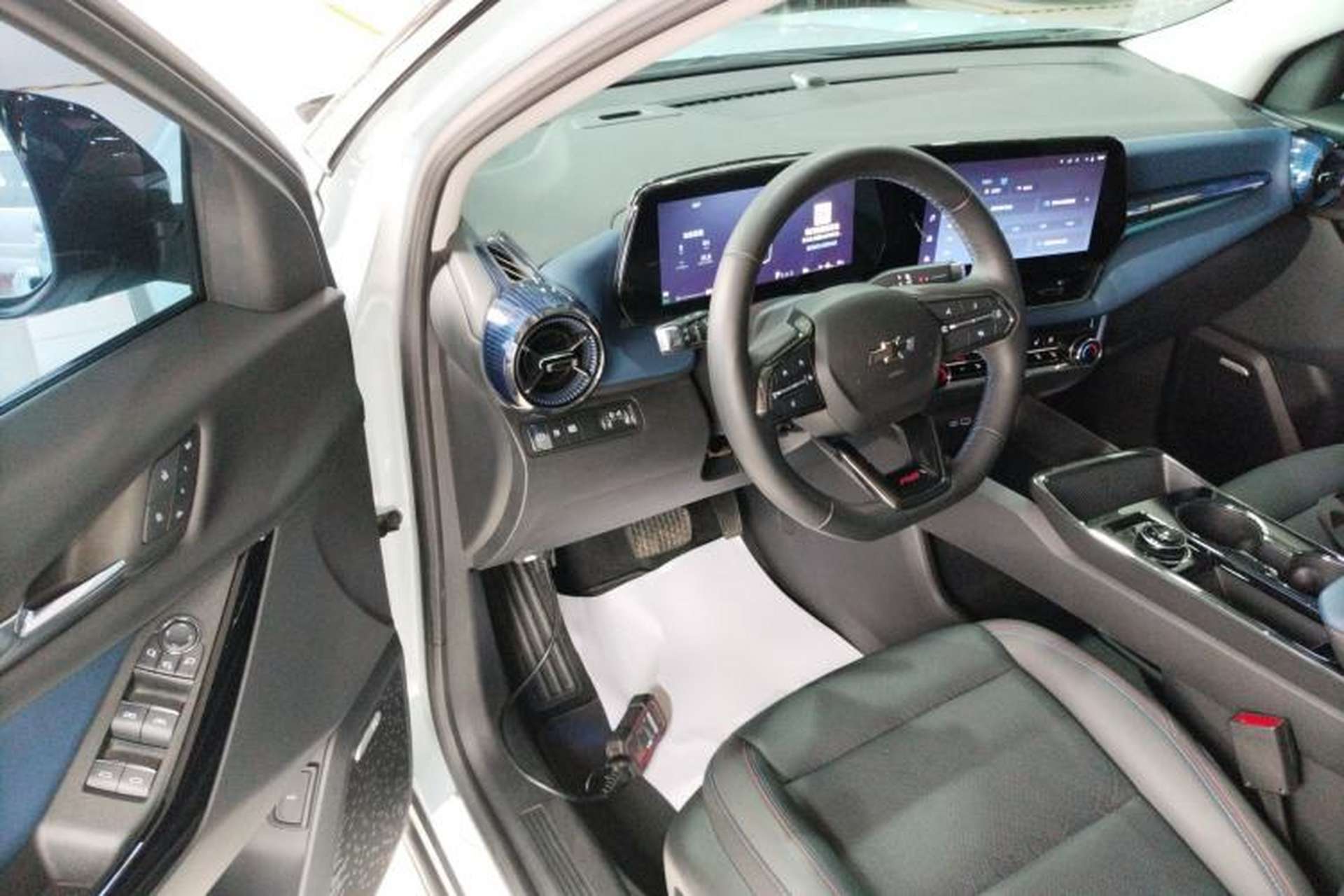 Used Chevrolet Equinox Plus 2024 102km RS Ultimate Edition Driver Seat