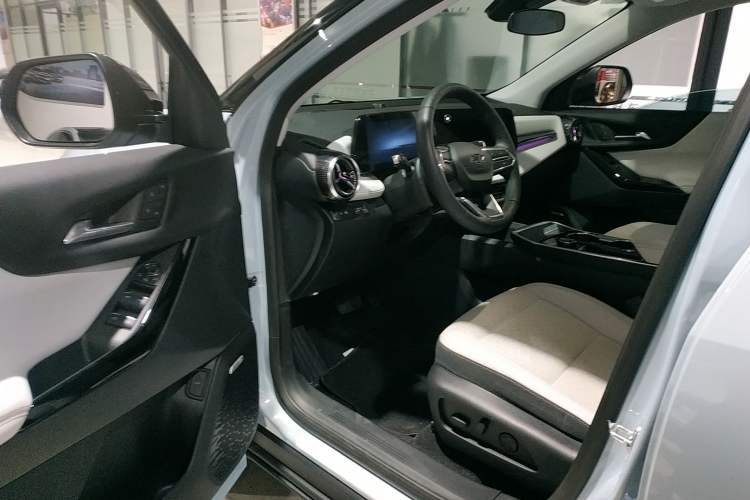 Used Chevrolet Equinox Plus 2024 155km ACTIV Ultimate Edition Driver Seat