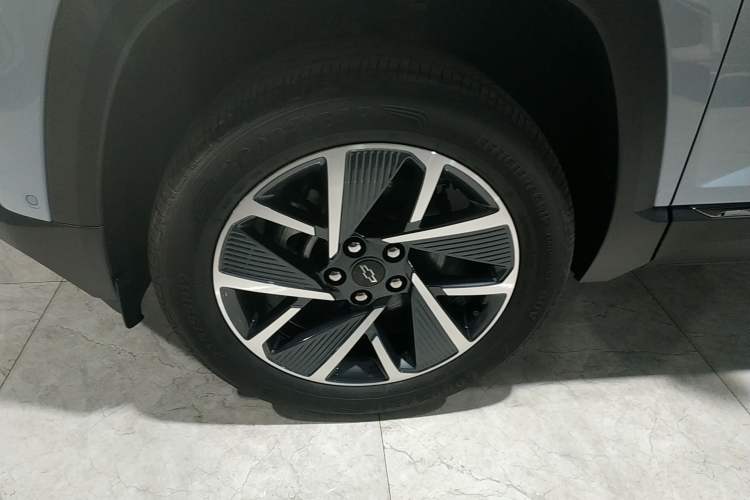 Used Chevrolet Equinox Plus 2024 155km ACTIV Ultimate Edition Exterior 4