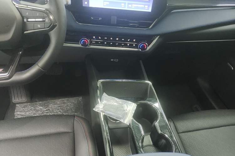 Used Chevrolet Equinox Plus 2024 102km RS Ultimate Edition Gear Lever