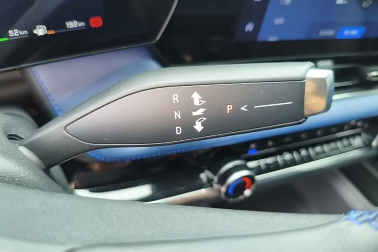 Used Chevrolet Equinox Plus 2024 102km RS Ultimate Edition Gear Lever