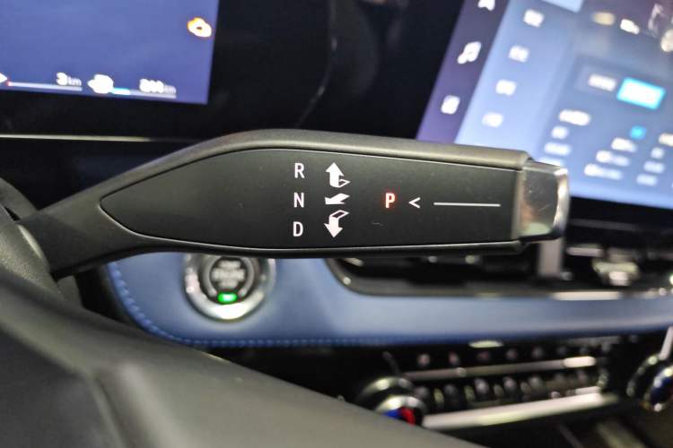 Used Chevrolet Equinox Plus 2024 102km RS Ultimate Edition Gear Lever