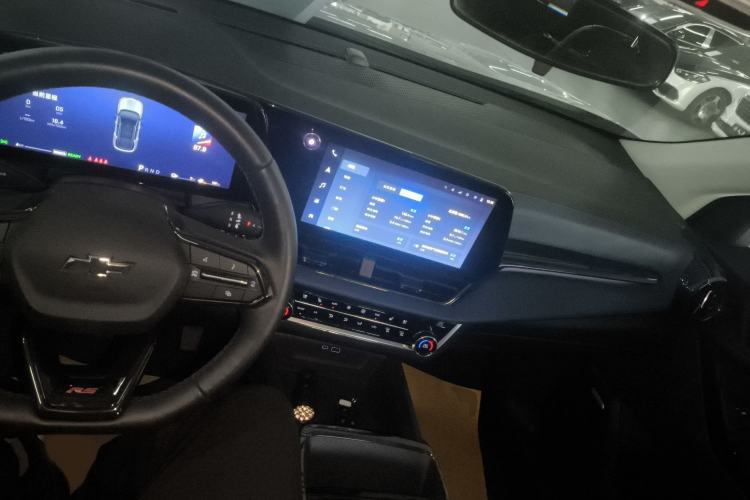 Used Chevrolet Equinox Plus 2024 102km RS Ultimate Edition Interior 2
