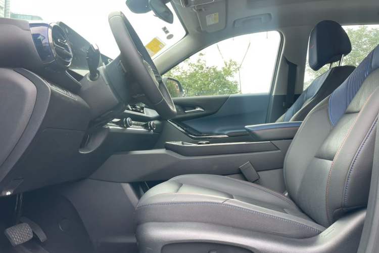 Used Chevrolet Equinox Plus 2024 102km RS Ultimate Edition Interior 2
