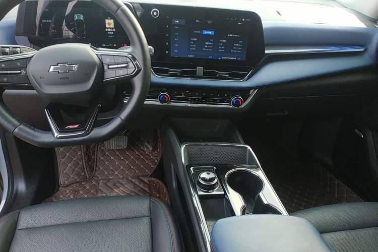 Used Chevrolet Equinox Plus 2024 102km RS Ultimate Edition Interior 2
