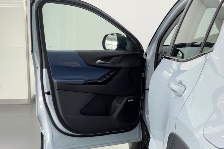 Used Chevrolet Equinox Plus 2024 102km RS Ultimate Edition Interior 2