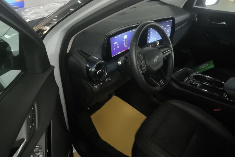Used Chevrolet Equinox Plus 2024 102km RS Ultimate Edition Interior 3