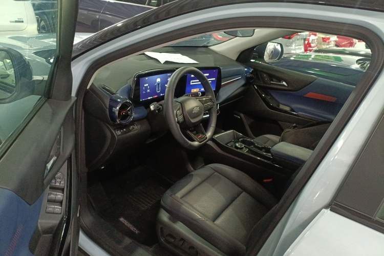Used Chevrolet Equinox Plus 2024 102km RS Ultimate Edition Interior 3
