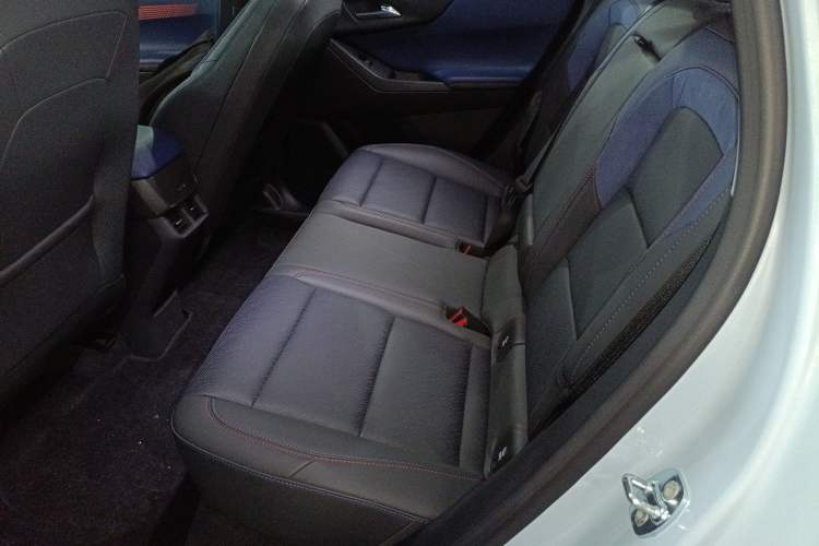 Used Chevrolet Equinox Plus 2024 102km RS Ultimate Edition Interior 4