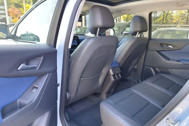 Used Chevrolet Equinox Plus 2024 102km RS Ultimate Edition Interior 4