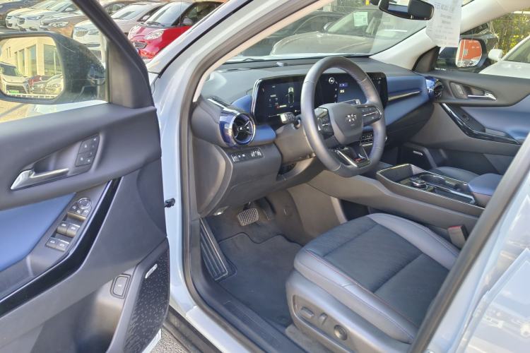 Used Chevrolet Equinox Plus 2024 102km RS Ultimate Edition Interior 6