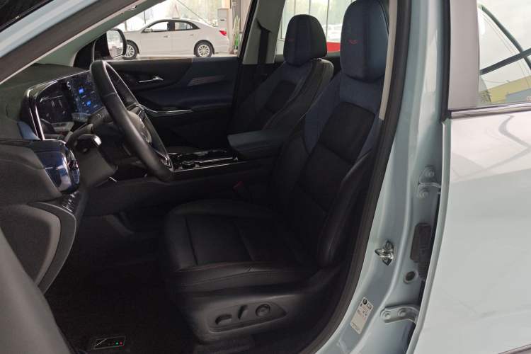 Used Chevrolet Equinox Plus 2024 102km RS Ultimate Edition Left Front Seat