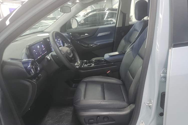 Used Chevrolet Equinox Plus 2024 102km RS Ultimate Edition Left Front Seat