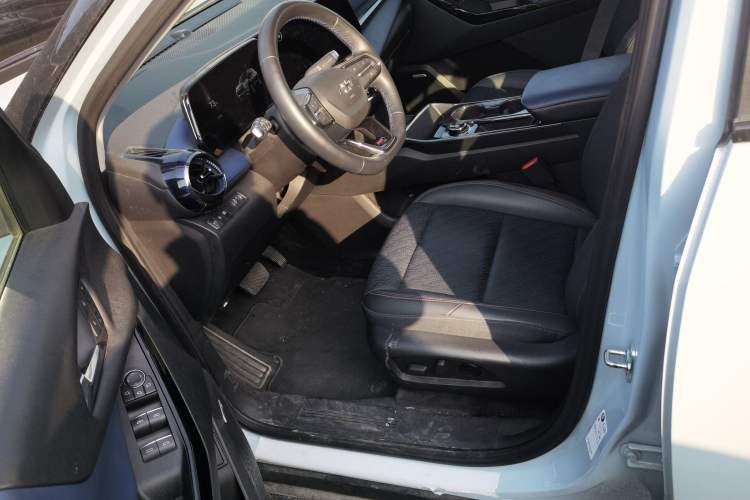 Used Chevrolet Equinox Plus 2024 102km RS Ultimate Edition Left Front Seat