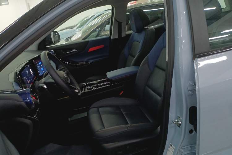 Used Chevrolet Equinox Plus 2024 102km RS Ultimate Edition Left Front Seat
