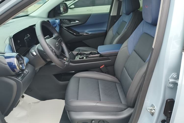 Used Chevrolet Equinox Plus 2024 102km RS Ultimate Edition Left Front Seat