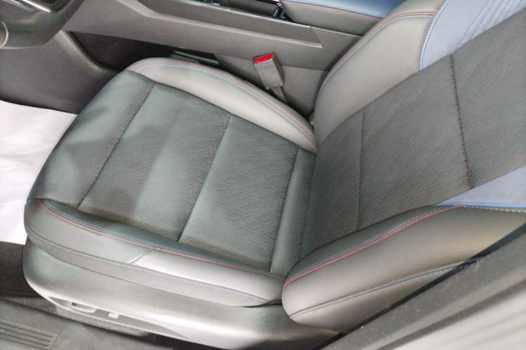 Used Chevrolet Equinox Plus 2024 102km RS Ultimate Edition Left Front Seat