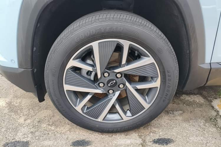 Used Chevrolet Equinox Plus 2024 102km RS Ultimate Edition Left Front Wheel Hub