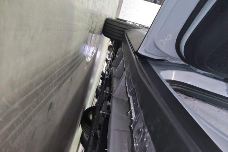Used Chevrolet Equinox Plus 2024 102km RS Ultimate Edition Left Side Sill