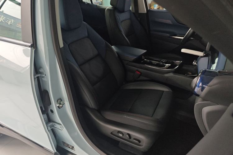 Used Chevrolet Equinox Plus 2024 102km RS Ultimate Edition Right Front Seat