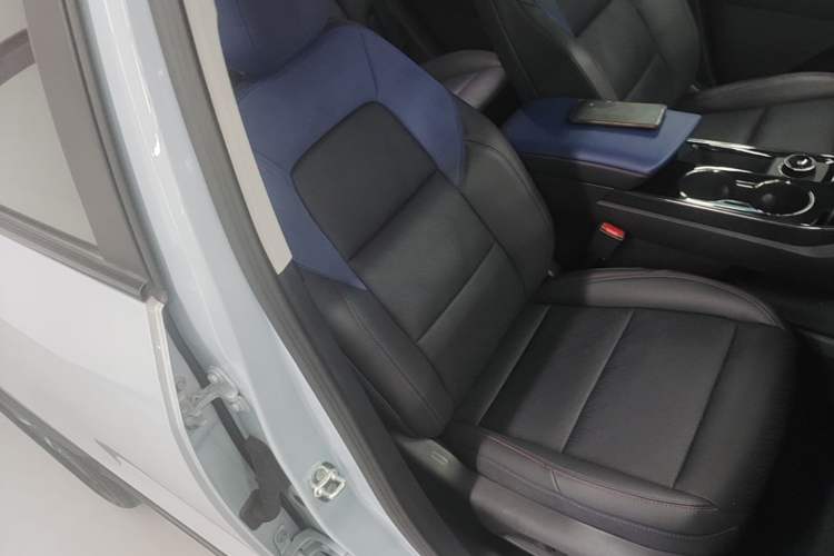 Used Chevrolet Equinox Plus 2024 102km RS Ultimate Edition Right Front Seat