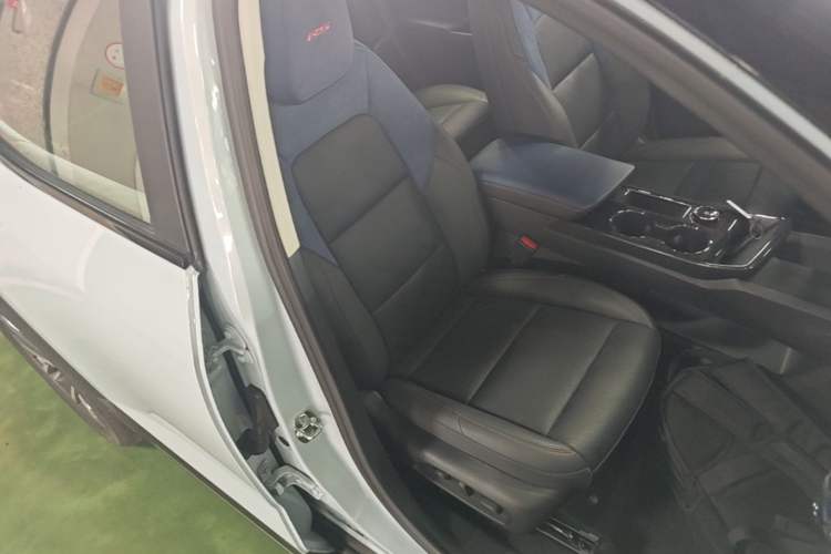 Used Chevrolet Equinox Plus 2024 102km RS Ultimate Edition Right Front Seat