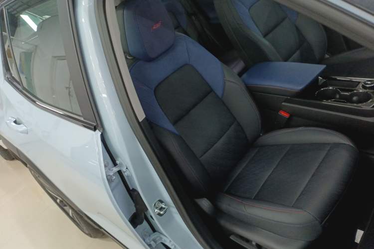 Used Chevrolet Equinox Plus 2024 102km RS Ultimate Edition Right Front Seat