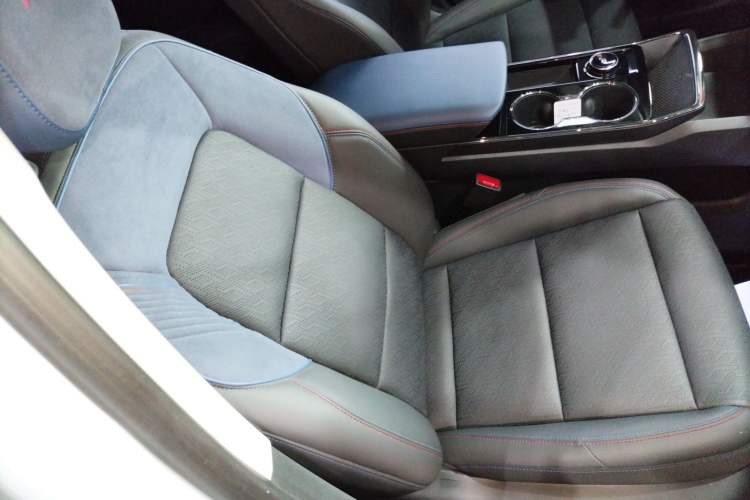 Used Chevrolet Equinox Plus 2024 102km RS Ultimate Edition Right Front Seat