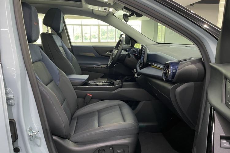 Used Chevrolet Equinox Plus 2024 102km RS Ultimate Edition Right Front Seat