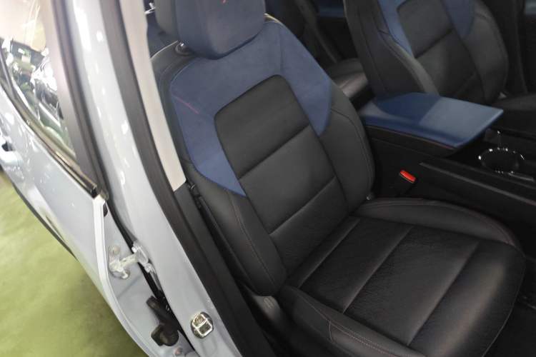 Used Chevrolet Equinox Plus 2024 102km RS Ultimate Edition Right Front Seat