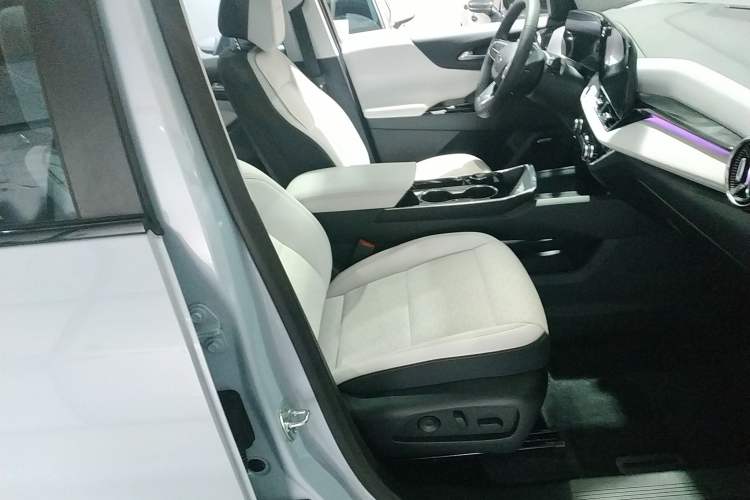 Used Chevrolet Equinox Plus 2024 155km ACTIV Ultimate Edition Right Front Seat