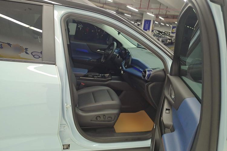 Used Chevrolet Equinox Plus 2024 102km RS Ultimate Edition Right Front Seat