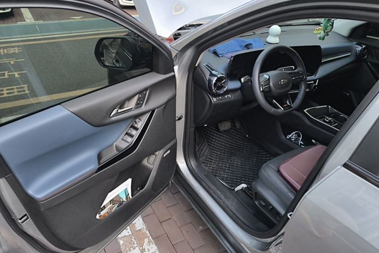 Used Chevrolet Equinox Plus 2024 102km RS Ultimate Edition Driver Seat