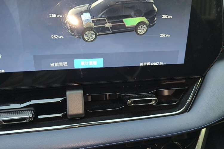 Used Chevrolet Equinox Plus 2024 102km RS Ultimate Edition Odometer Close Up
