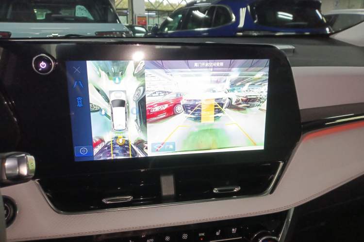 Used Chevrolet Equinox Plus 2024 155km ACTIV Ultimate Edition Audio And AC Panel