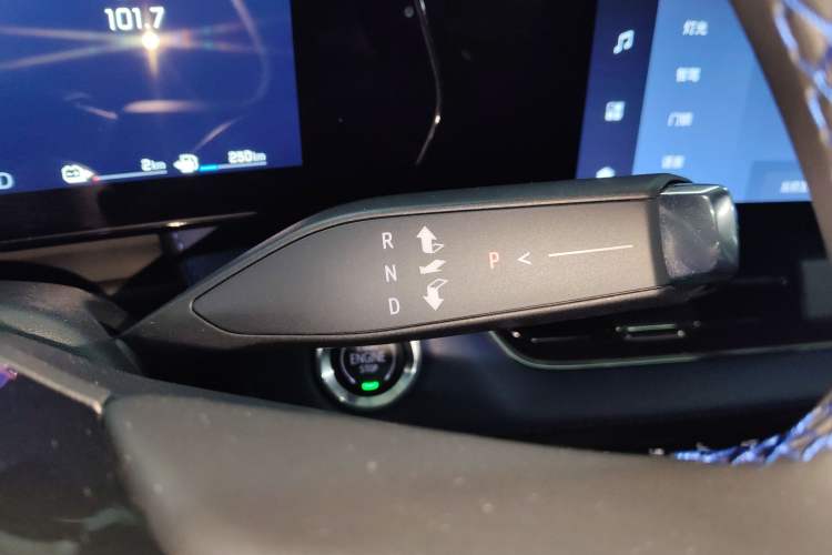 Used Chevrolet Equinox Plus 2024 102km RS Ultimate Edition Gear Lever