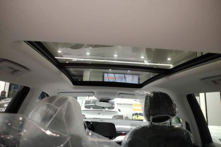 Used Chevrolet Equinox Plus 2024 155km ACTIV Ultimate Edition Headliner