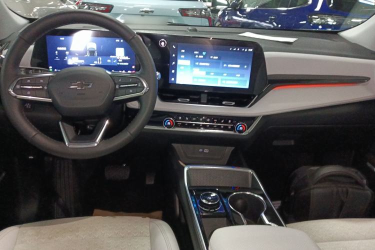 Used Chevrolet Equinox Plus 2024 155km ACTIV Ultimate Edition Interior 2