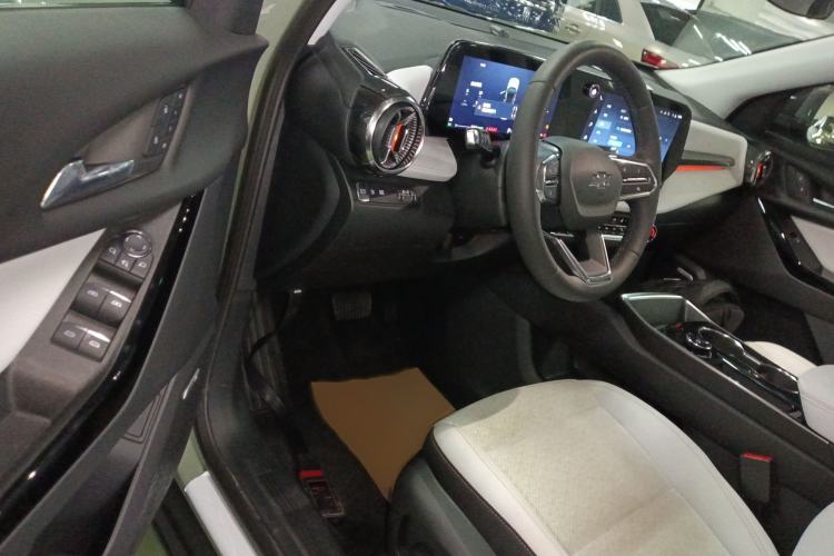 Used Chevrolet Equinox Plus 2024 155km ACTIV Ultimate Edition Interior 3