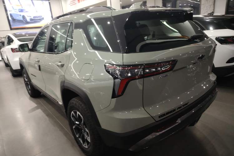 Used Chevrolet Equinox Plus 2024 155km ACTIV Ultimate Edition Rear Left 45 Deg