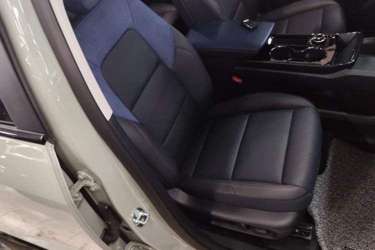 Used Chevrolet Equinox Plus 2024 102km RS Ultimate Edition Right Front Seat