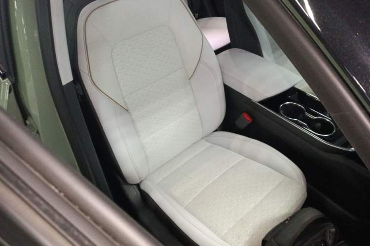 Used Chevrolet Equinox Plus 2024 155km ACTIV Ultimate Edition Right Front Seat