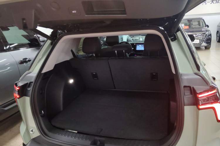 Used Chevrolet Equinox Plus 2024 102km RS Ultimate Edition Trunk