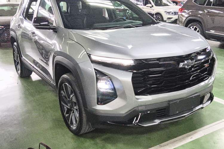 Used Chevrolet Equinox Plus 2024 102km RS Flagship Edition Front Right 45 Deg