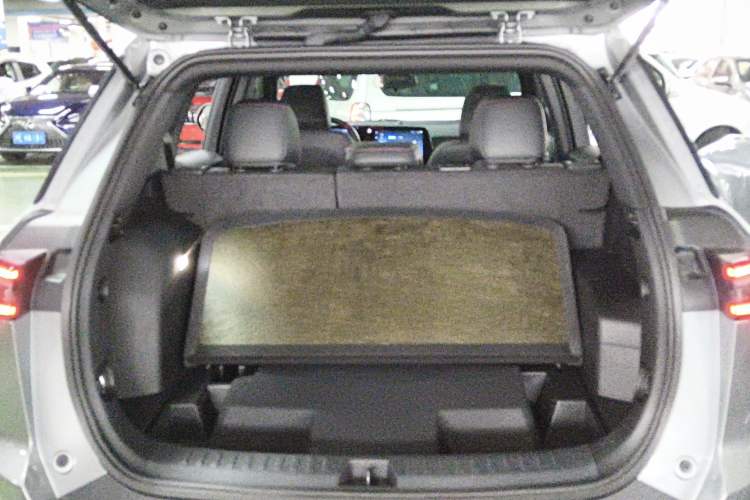 Used Chevrolet Equinox Plus 2024 102km RS Flagship Edition Trunk