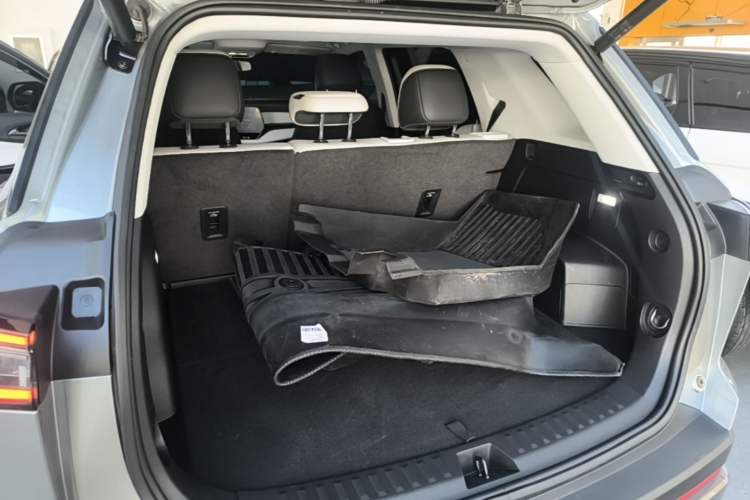 Used Chevrolet Equinox Plus 2024 155km ACTIV Ultimate Edition Trunk