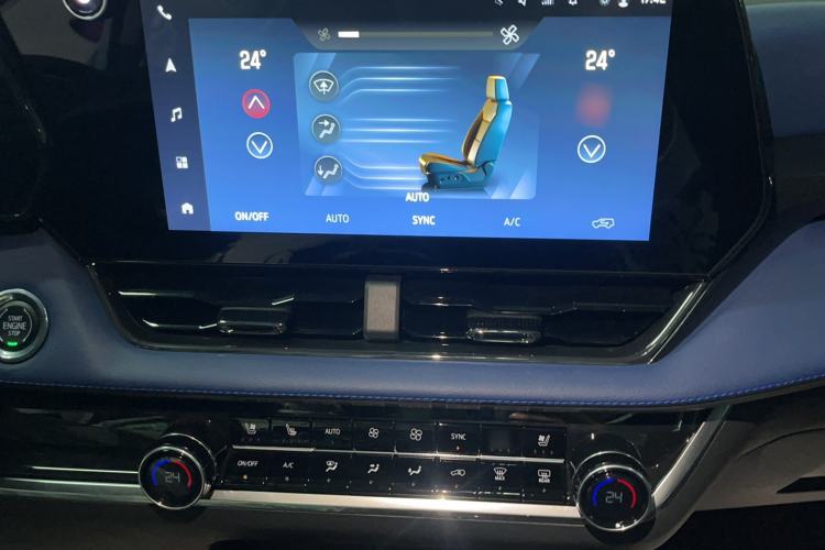 Used Chevrolet Equinox Plus 2024 102km RS Ultimate Edition Audio And AC Panel