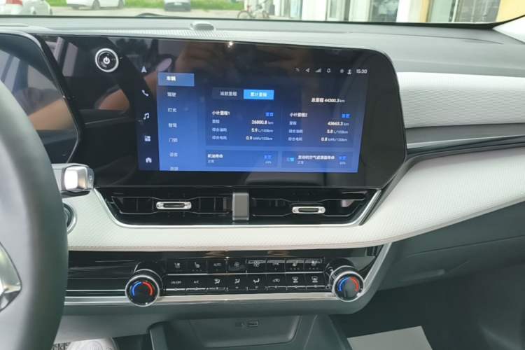 Used Chevrolet Equinox Plus 2024 102km RS Ultimate Edition Audio And AC Panel